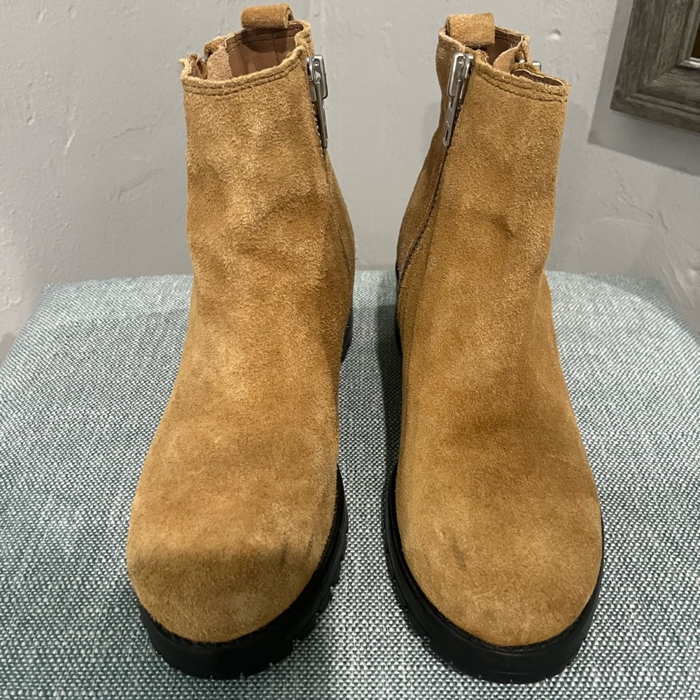 Beautiful suede boots 2 zippers on each side. In great condition! 🫶